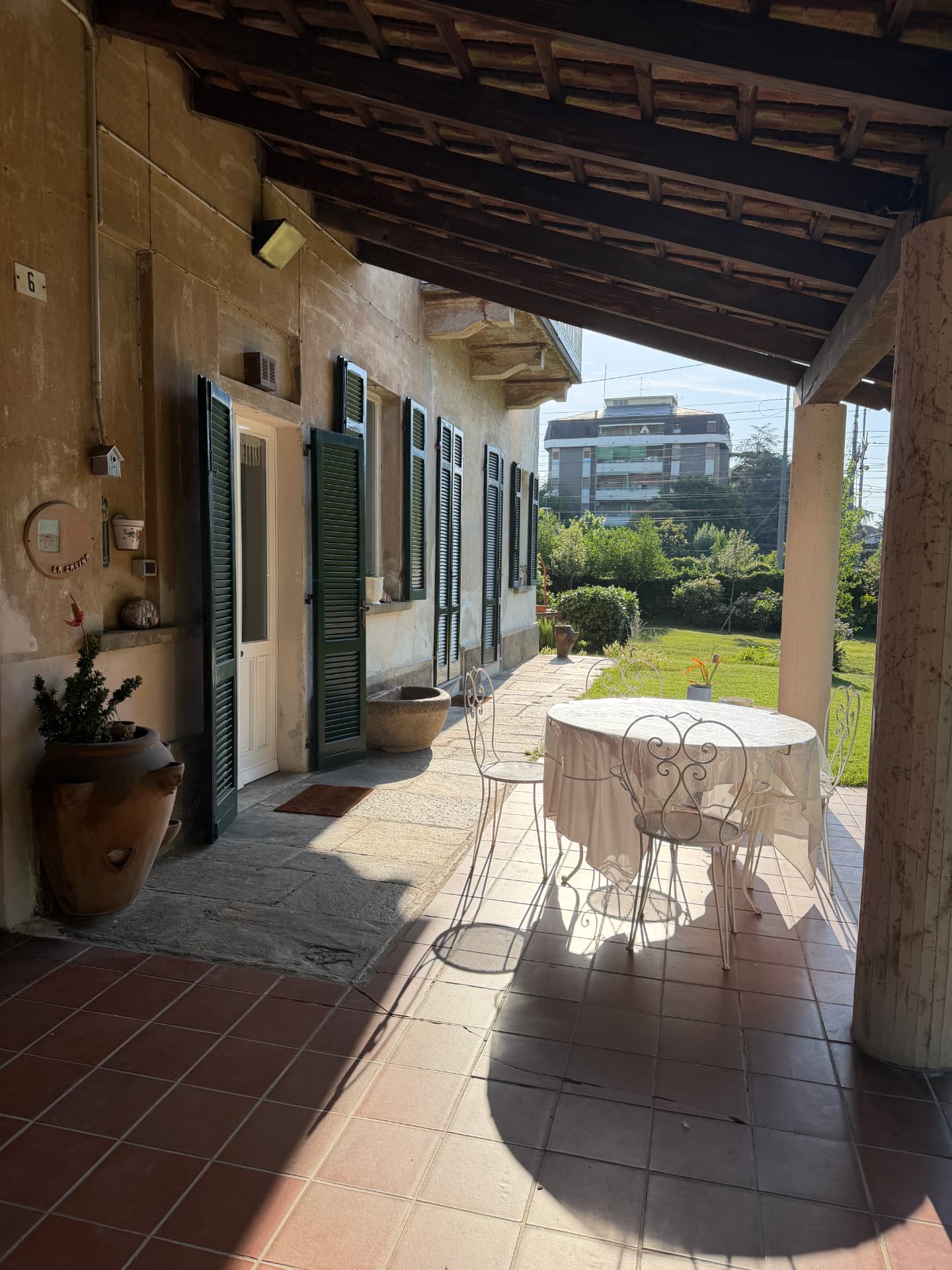 La Casina: portico con tavolo in giardino e camera matrimoniale