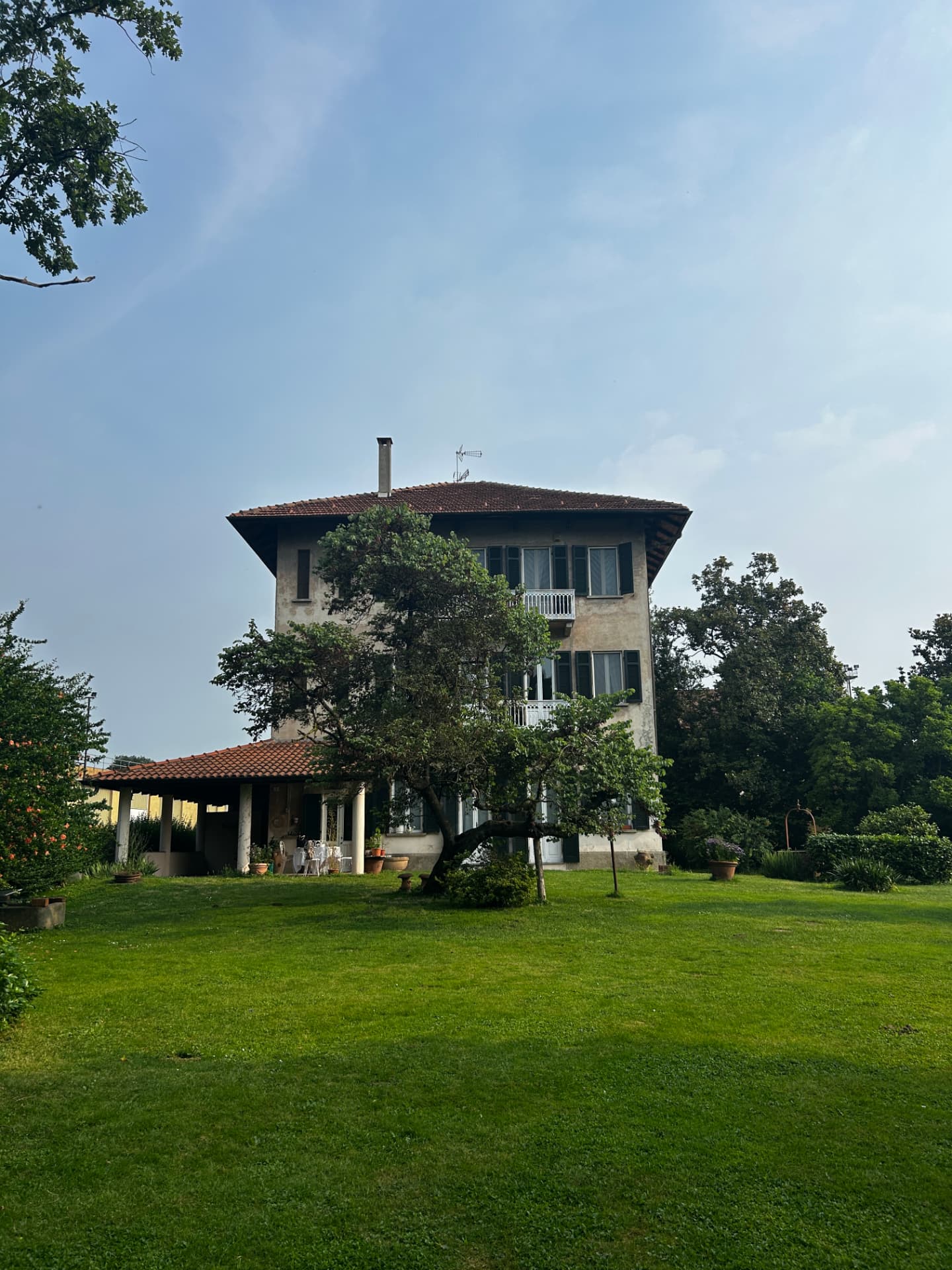 Villa Gianna: esterno della villa con giardino e camera con arredi d'epoca