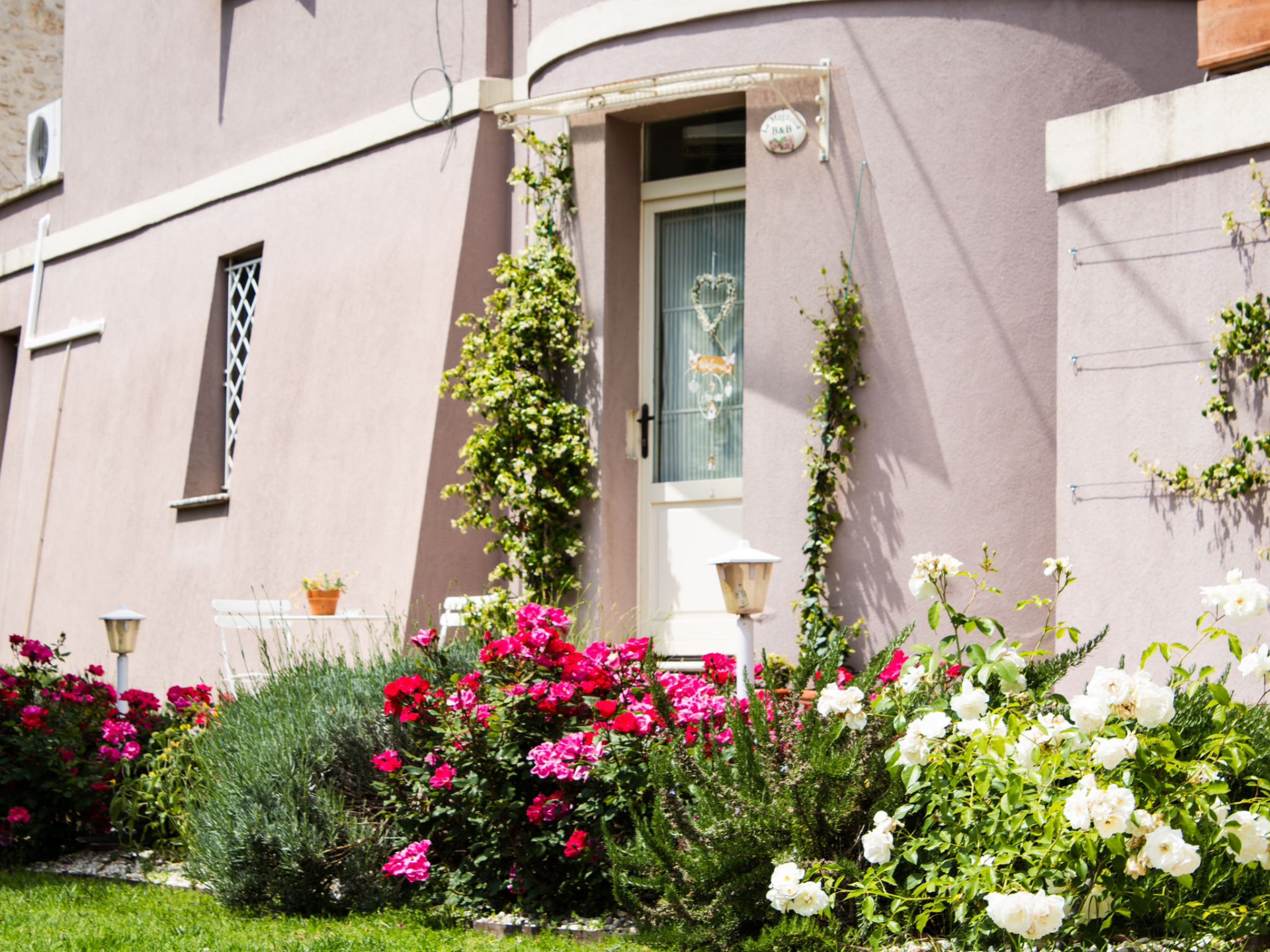 La Magnolia 1: ingresso fiorito, cucina, camera e bagno