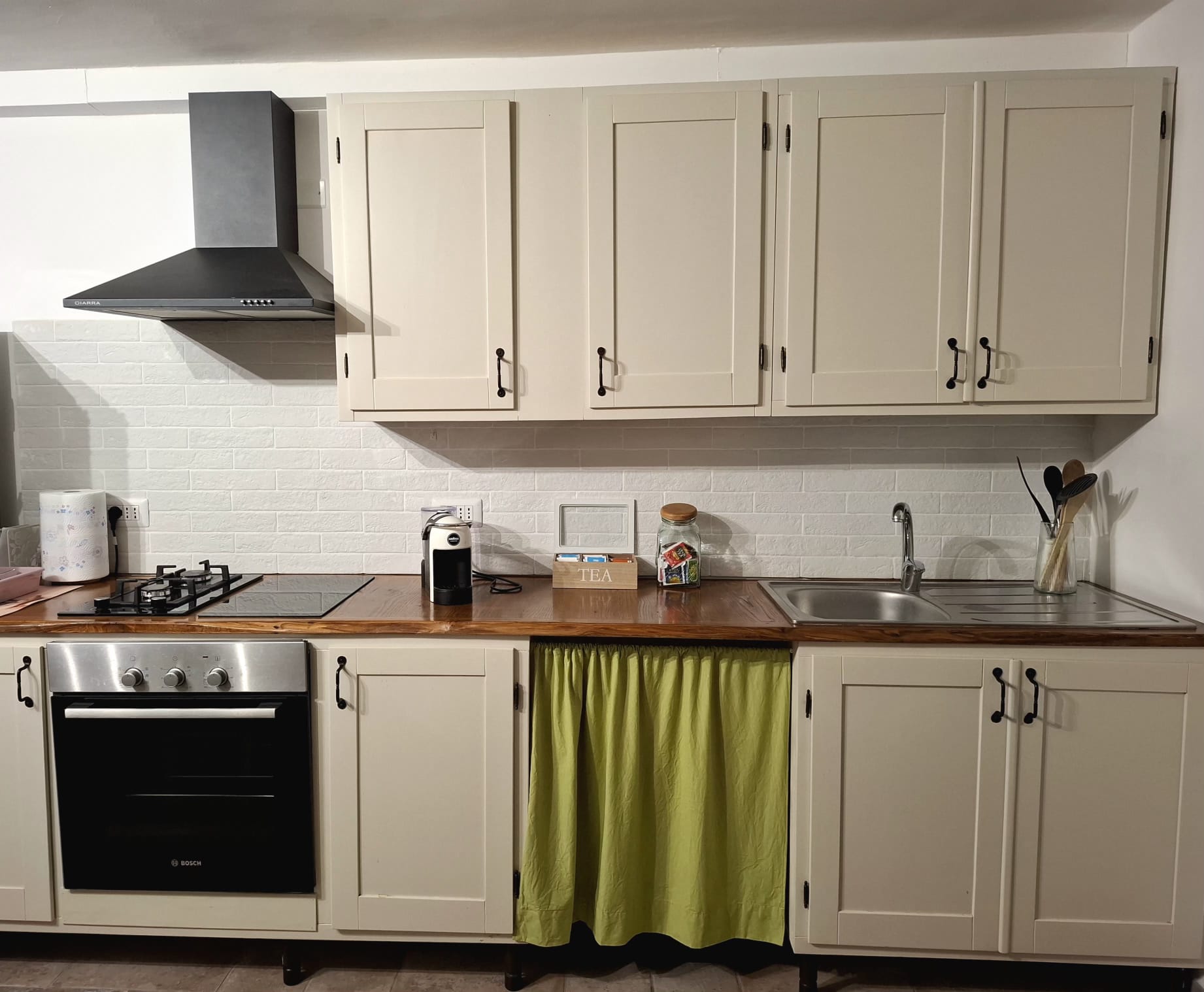Casa di campagna: cucina, camere da letto e bagno